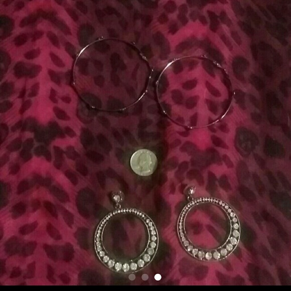 2 pairs of earrings