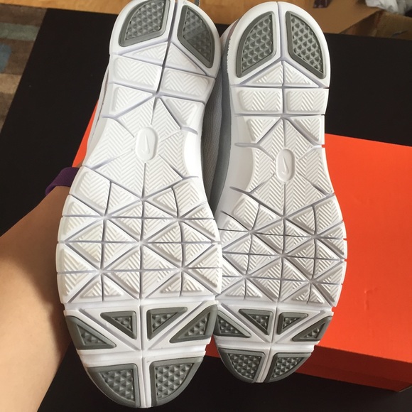 Nike WOMENS free 5.0 silver metallic Sz 7.5 new - Picture 3 of 4