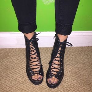 Preowned Lace up size 7.5 Jeffrey Campbell