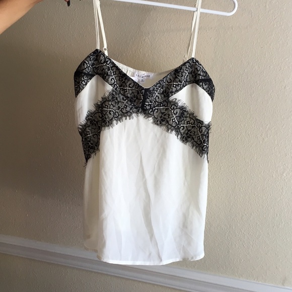 ❌❌SOLD❌❌ Off white camisole with black lace - Picture 3 of 4
