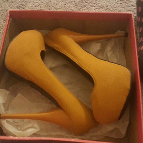 Shoes - Picture 3 of 4