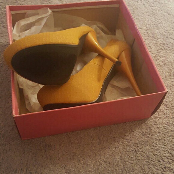 Shoes - Picture 4 of 4