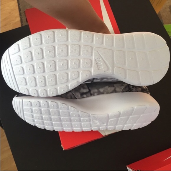 NIKE AUTHENTIC CHERRY BLOSOM WOLF GREY NEW - Picture 2 of 4