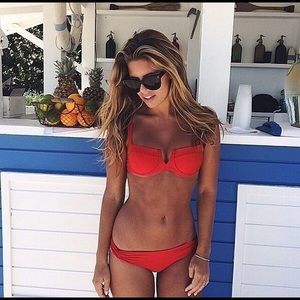 ✨NWOT Monday Swimwear Clovelly top