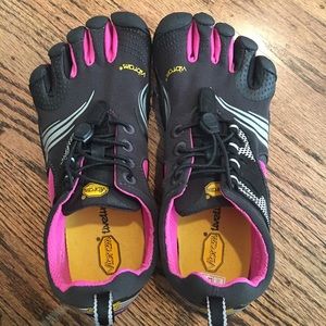 Brand new without tag Vibram size 7