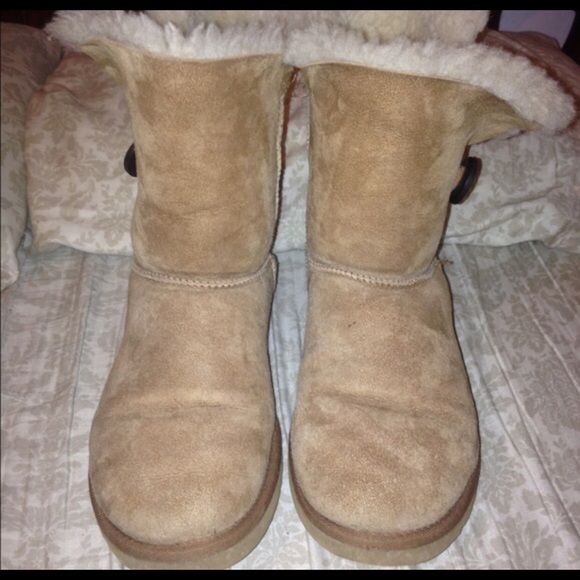Chestnut Bailey Button UGGS Size 9