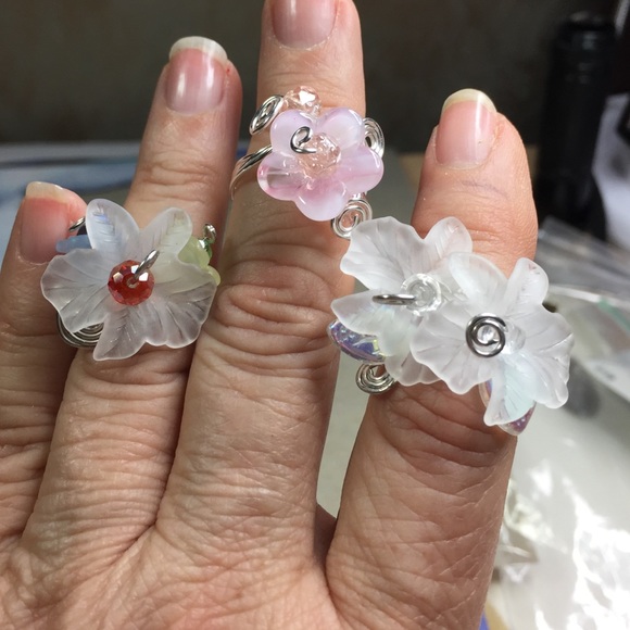CH67. Rings Boutique..Spring Flowers silver plated