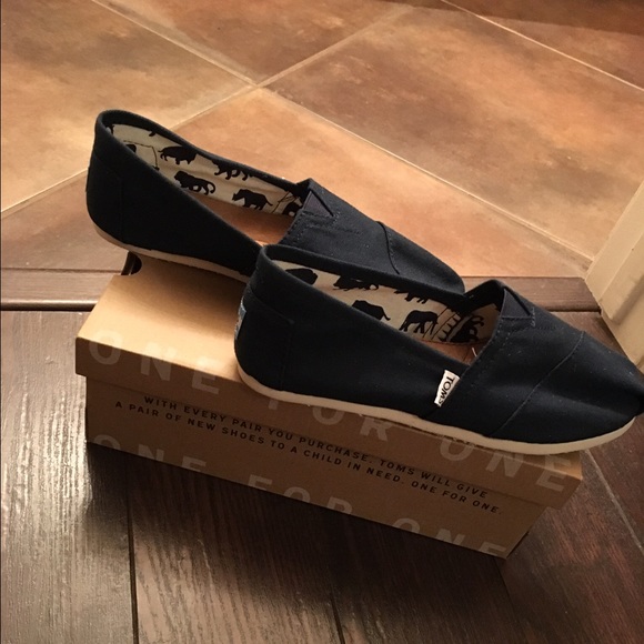 Toms: Navy blue size 7.5