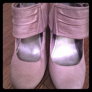 Light pink wedges