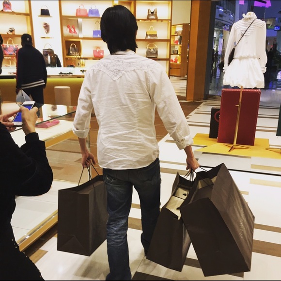 Walking out of Louis Vuitton like 💁