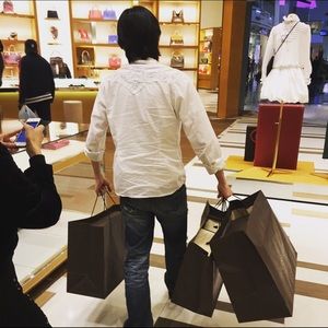 Walking out of Louis Vuitton like 💁