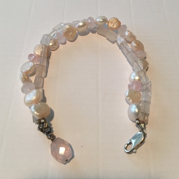 Light pink crystal/beaded bracelet