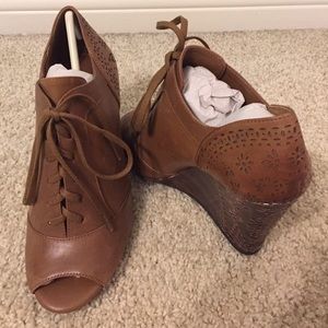 Gianni Bini brown wedges size 7.5