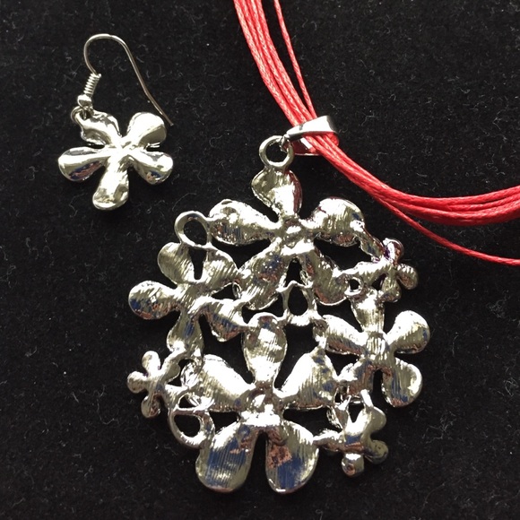 Red daisy necklace set - Picture 4 of 4