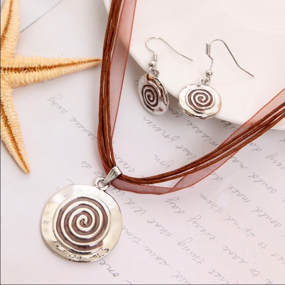 Brown round swirl set