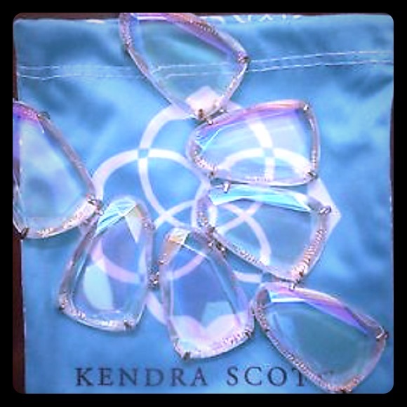 ISO clear iridescent or other Harlow!! 💓