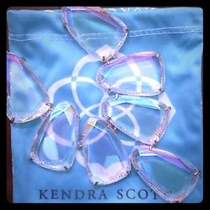 ISO clear iridescent or other Harlow!! 💓