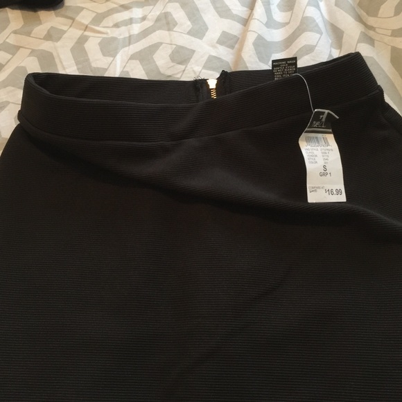 New with tags rue 21 pencil skit with zipper