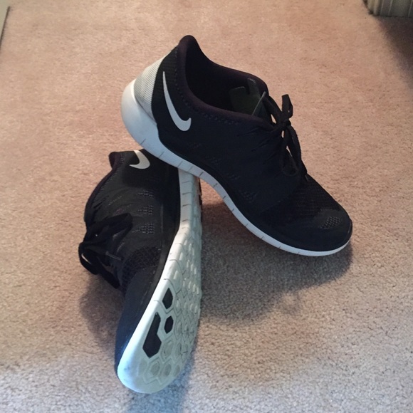 Nike Shoes - Nike Free Runs