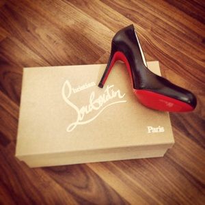 👠 Black, leather, closed-toe Louboutin pumps