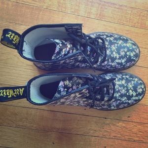 Dr. Martens Women's Lace Up Boots - Black Floral