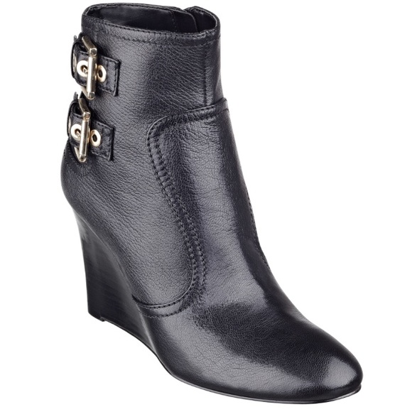 Nine West size 7.5 ankle bootie wedges IN BROWN!