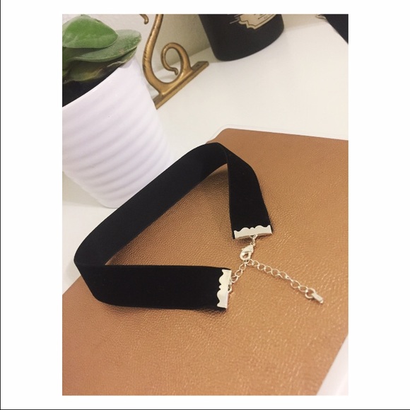 Black velvet choker