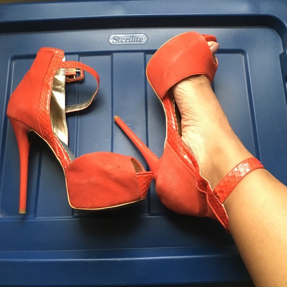 Bebe Sandals in sz 8.