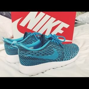 Custom Flyknit Roshe's