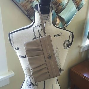 NWOT Simply Vera Vera Wang wristlet