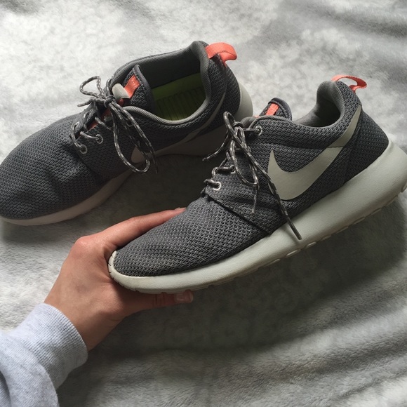 Grey Nike roshes
