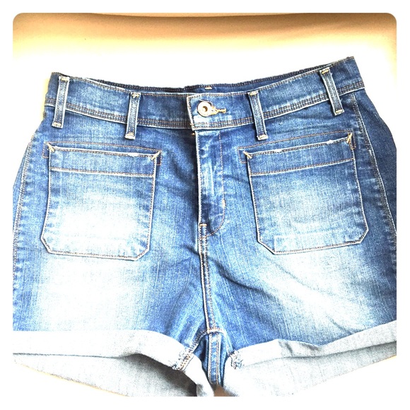 Levi's high waisted Jean shorts - Size 28 - Cute!
