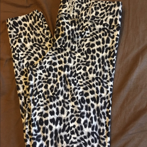VS Pink leggings leopard
