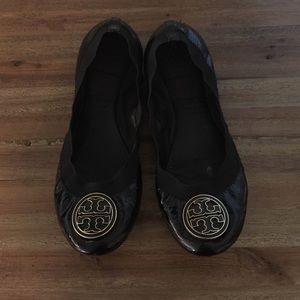 Tory Burch black Carolina elastic flats. Size 7.5