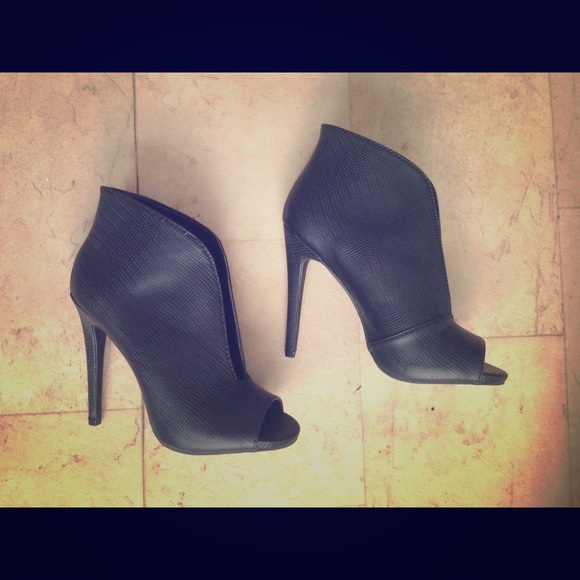 Peep toe bootie
