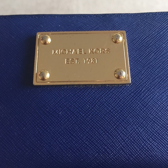 Michael Kors wristlet/wallet/phone holder