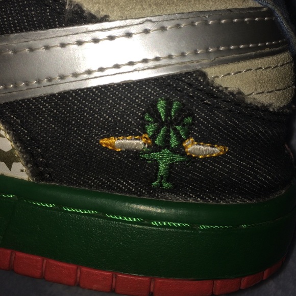 What the dunks size 7 but fits up to a 9 - Picture 3 of 4