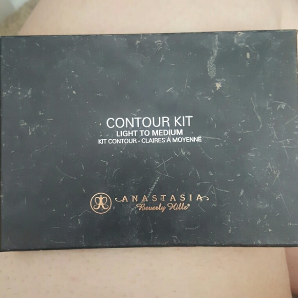 Anastasia beverly hills Contour kit light to mediu
