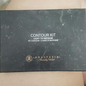 Anastasia beverly hills Contour kit light to mediu