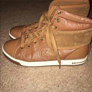 Mk tennis can be worn with flap up are down