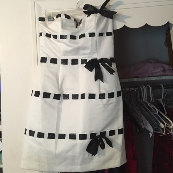 Adorable White and black bow mini dress