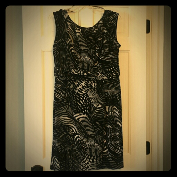 Simple sheath dress w classic color print