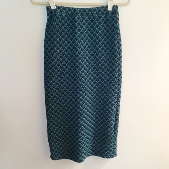 🎈 SOLD IN BUNDLE - MIDI STRECH BODY CON SKIRT - Picture 2 of 4