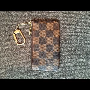 Louis Vuitton Cles in Damier Ebene.