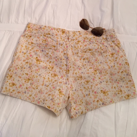 Stylish J Crew Vintage, Floral Shorts -- size 10 - Picture 4 of 4