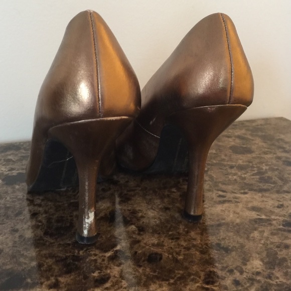 Gold pointed toe pumps-women's 7.5 - Picture 2 of 4
