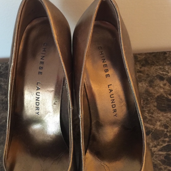 Gold pointed toe pumps-women's 7.5 - Picture 4 of 4