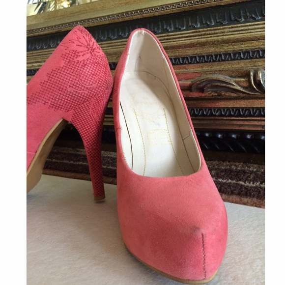 Pumps  👠 - Picture 2 of 4