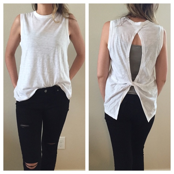 Tops - ⭐️SALE Open back knotted top