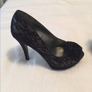 Guess black lace pumps